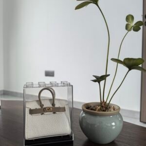 White luggage hangers, window display items, desk decorations